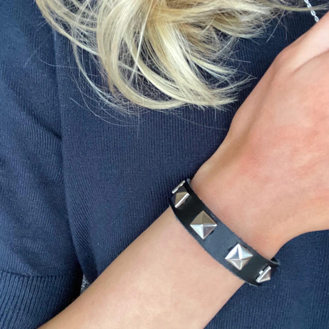 Svart läderarmband med silverfärgade nitar🌟 - 90