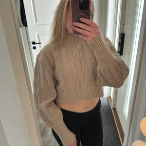 Stickad tröja  - Flätstickad, kroppad tröja. Använd en gång. Köpt för 400 säljer för 150🩷