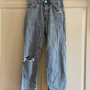 Jeans med slitning, använda men i bra skick. Xs