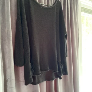 Tunn stickad tröja med fickor - Bra skick använd ett fåtal gånger bara, köparen står för frakt 