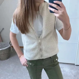 Teddy väst💖 - Jättefin teddyväst från soc. Säljer dö den är lite för liten för mig men bara använd en gång. Inga defekter💖 Den är i strl 170 och skulle passa någon som var storlek S (Lånad bild skriv för egen)