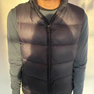 Massimo dutti väst - Säljer västen då jag kar köpt en ny och denna kommer då inte till användning väldigt bra skick 7/10 hör av dig om du har några frågor. Mitt pris 499.