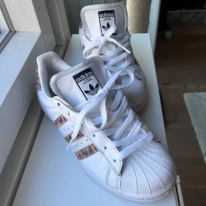 Adidas superstar - Säljer dessa snygga adidas skor med leopard print💗
