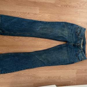 Säljer dessa super snygga jeans från Brandy Melville då de inte kommer till användning 💕I bra skick och knappt använd då de tyvärr är för stora. Skriv bara vid frågor! 