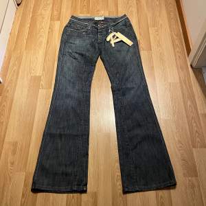 (42) lågmidjade bootcut jeans helt nya med lappar kvar. Midjemått rakt över: 35cm, innerbenslängd: 89 cm 🩵