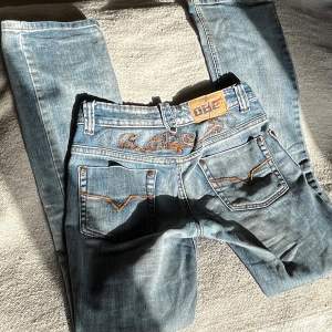Lågmidjade jeans från DBC💞Söta detaljer runt fickorna, skriv för fler bilder! Innerbenslängd: 85cm, midjemått: 37cm (stretchiga)