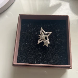 ioaku ring - intressekoll på min super fina silver ring från ioaku. köpt i slutet av förra året och är i bra skick förutom att den har några små repor. skriv privat för fler bilder och frågor.💓😇 ( one size men det går att ändra storlek )