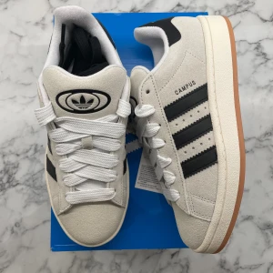 Adidas Campus 00s ”Crystal White” - Helt nya och oanvända Adidas Campus 00s ”Crystal White”. Storlek: 38 2/3. Pris: 1499. Skicka ett meddelande vid intresse. Köp tryggt och snabbt hos oss. Många nöjda kunder😊
