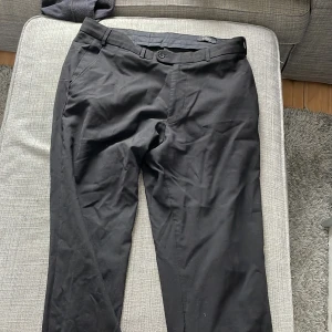 Riley kostymbyxor - Är i ganska bra skick förutom att det saknas en knapp i höger bak ficka men annars Exremt  sköna och stiliga. Orginal pris 1000kr. Frågor och mer bilder bara att skriva 