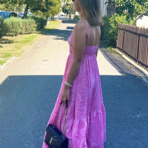 Rosa långklänning  - Så fin rosa sommarklänning i bra skick, säljer pga av att den var för liten på mig 💗Pris kan diskuteras 