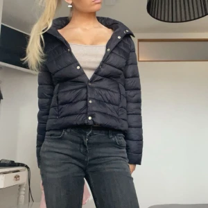 Herno liknande jacka!😻 - As snygg perfekta vårjackan som liknar den från herno! Perfekt skick o med guldknappar. Storlek S! Tryck gärna köp nu❤️