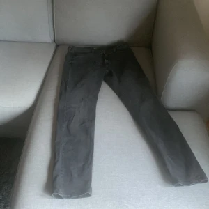 Lee Grisch jeans -  Storlek 32.32 mycket fina jeans knappt använda och mycket fint skick skick 10/10 ny pris 1050kr mitt pris 350