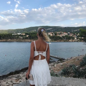 Klänning  - Perfekt t sommar skolavslutning/student. Fin rygg och fina mönster i spets (bild 1 har jag bh på under) 