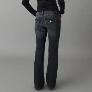 Säljer dessa jättesnygg jeans som inte kommer till användning längre, jag är 160 och dem sitter bra!💘