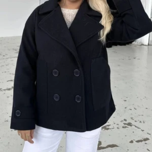 Svart kappa  - Säljer denna super fina svarta kappa från design by si i storlek XS/S. Säljer till ett billigare pris då den är nopprig på vissa ställen som ni kan se på bild 3. Utöver de skulle jag säga att den är i fint skick. Ordinarie pris 750kr