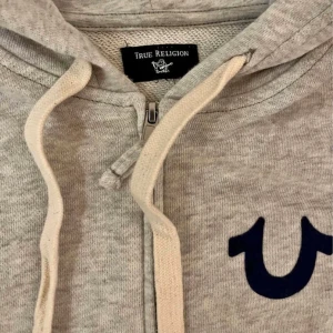 True Religion Zip Up - Truey zip up i färgen grå!