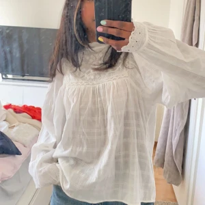 Zara blus - Nyskick och inga defekter🤍 Köpt från zara i storlek XS!