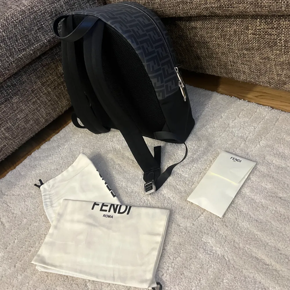 Helt ny oanvänd Fendi väska. Kvitto finns. Laukut & Käsilaukut.