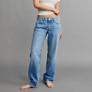 Low straight jeans från Gina  - Jag säljer nu mina favoritjeans från Gina Tricot som tyvärr blivit för små 💘 Väldigt få tecken på användning utan några eller minimala fläckar 😇Lagom långa på mig som är 168 cm 💞Vill ni ha fler bilder kan ni skriva privat 💘