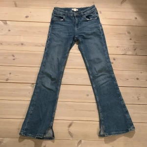 Jeans Gina Tricot - Hyfsat använda fast i bra skick, lite öppna längst ner vid benet