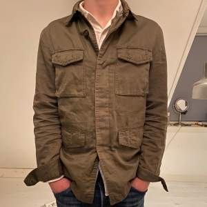 Fet Massimo dutti overshirt som passar perfekt till dagens väder, hör av er vid mer bilder, frågor eller önskemål på pris!