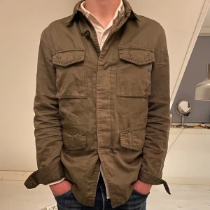 Massimo dutti overshirt  - Fet Massimo dutti overshirt som passar perfekt till dagens väder, hör av er vid mer bilder, frågor eller önskemål på pris!