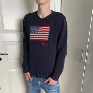 Säljer nu denna as snygga Ralph Lauren tröjan! Storlek 18-20 år men sitter som en S/mindre M!  Hör gärna av dig om du har frågor!