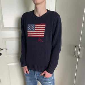 Ralph Lauren stickad tröja  - Säljer nu denna as snygga Ralph Lauren tröjan! Storlek 18-20 år men sitter som en S/mindre M!  Hör gärna av dig om du har frågor!