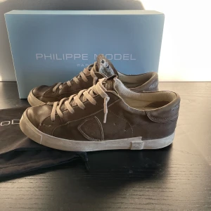 Philippe model skor  - Riktigt feta Philippe model skor🤝  Storlek 40 men passar även 41. Box  medföljer 👏  Skriv vid frågor eller funderingar 