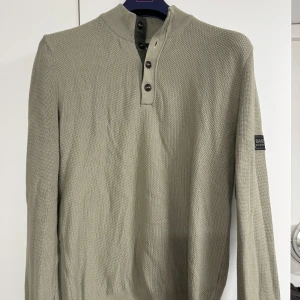 Barbour halvknäppt tröja - Barbour International Quarter Placket halvknäppt tröja | Skick 9,5/10 | Storlek S | Nypris 1300kr | Frakt via PostNord eller Instabox på kundens bekostnad | Hör av er vid funderingar📧