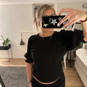 Svart topp - Supersöt topp med trekvartsärm, använd fåtal gånger🩷