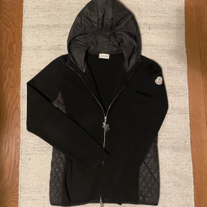 Moncler cardigan - Ritkigt fet moncler cardigan som passar XS👏 några ritkigt små hål som du t märks, äldre modell så ingen nfc osv. Dragkedjan kan även strula lite. Modellen e 175 👏  Skriv vid frågor eller funderingar