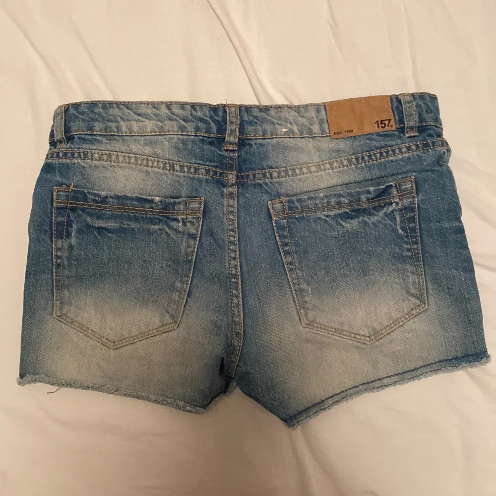Säljer mina jeansshorts i storlek 160, sparsamt använda!❤️. Shorts.