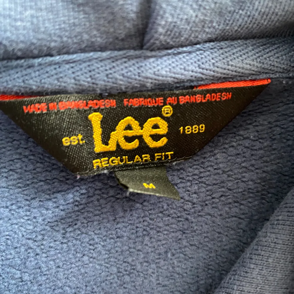 Säljer denna riktigt snygga Lee hoodie för endast 150kr, den är i jätte bra skick!. Vid fler bilder eller frågor kontakta mig.. Hoodies.