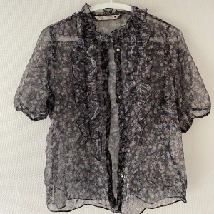 Blus med blommönster - Super söt blus från zara. Den har puffärmar och skjortknäppning💞