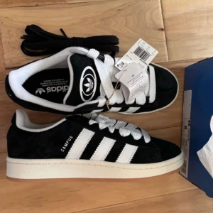 Adidas campus 00 - Hej säljer dessa superpopulära adidas skorna i storlek 38 hör gärna av dig vid intresse dom är i väldigt fint skick och använd endast 2 gånger vid snabbaffär går priset att diskuteras