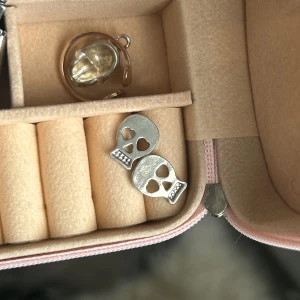 söta örhängen  - så söta örhängen <3 