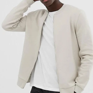 Tröja sweatshirt - Beige / créme färgad tröja i storlek M från Asos Design. Använd sparsamt. Fluffig och mysig material på insidan. Inköpt för 269 kr. Fraktas eller möts upp i Norrköping eller Stockholm.   Sökord: Topp långärmat beige vit stretchig mysig topp tröja öve