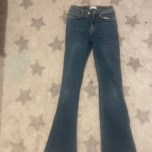Blåa flares - Jättesnygga flare jeans som jag hade köpt på gina för 500kr, den är mid till high waisted med inga skador