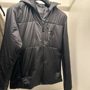 Sail racing jacka  - Jackan är i storlek medium och jag säljer den pga att den är för liten. Jackan är i ett mycket bra skick men har tyvärr inga kvitton till den. 