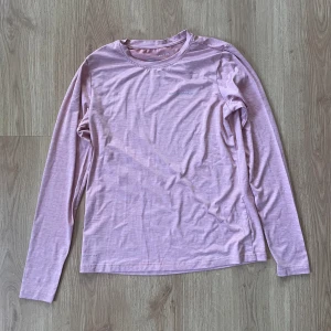 Träningströja - Långärmad Träningströja som aldrig är använd i fint skick. Passar S Skriv vid frågor 