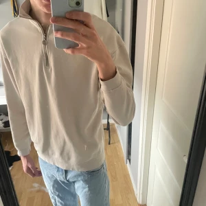 Half-Zip från Jack&Jones - En beige half-zip från Jack&Jones. Snygg till en basic outfit.  Skick: 7/10 Storlek: M Nypris: 650