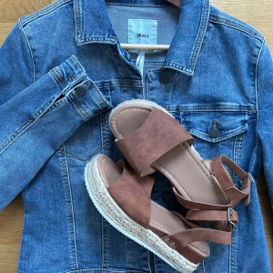 Jeansjacka & sandaler - Jeansjacka strl 40 men ganska liten Skor strl 38 Aldrig använt - nyskick 