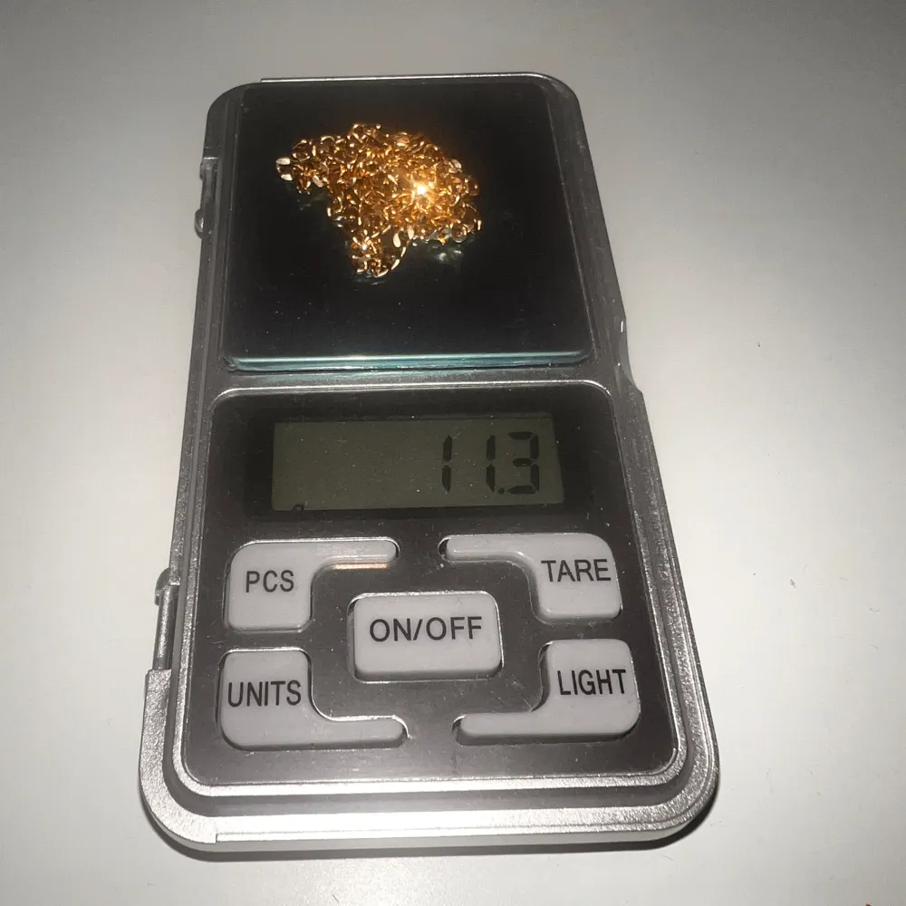 En massiv Pansarlänk i äkta 18K svenskt guld, 50cm lång och 3mm bred, väger 11.3g, stämplad 750 och GFAB, kontakta mig vid intresse!!!. Accessoarer.