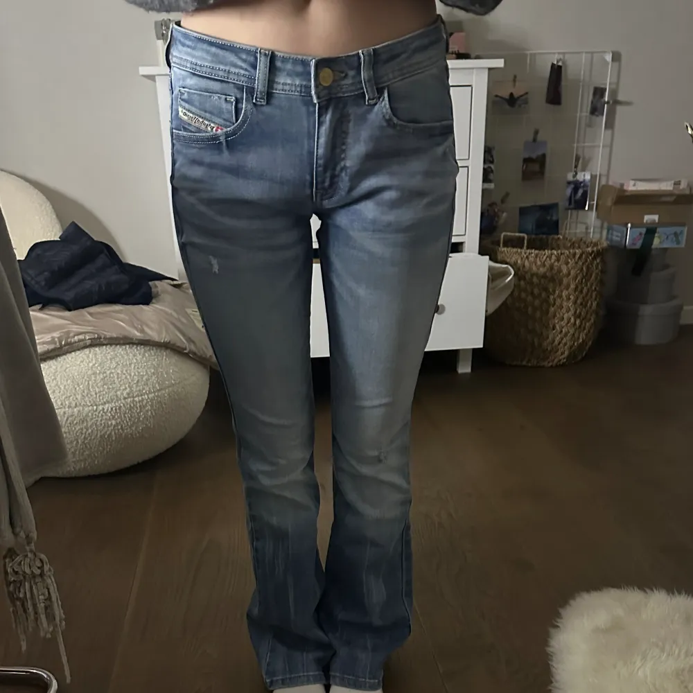 Snygga low waisted jeans som är i bra skick och går att ändra storleken i midjan! . Jeans & Byxor.
