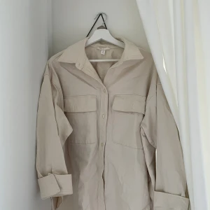 Overshirt/jacka H&M - Oanvänd overshirt/jacka från H&M. Säljer då den inte kommit till användning. Superfin till våren/sommaren. Storlek M