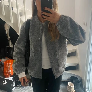 Grå vårjacka  - Som ny