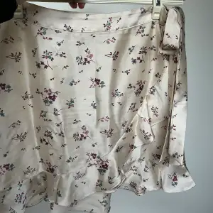 Jätte söt blommig kjol från nelly, perfekt inför sommaren, jättebra skick🌼💕