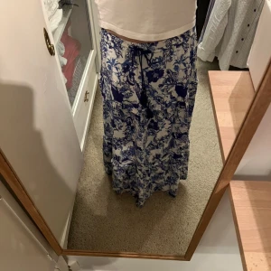 Lindex - Säljer min underbara långkjol från Lindex då jag inte ser att jag kommer ha någon användning av den i framtiden, använd 3-5 gånger i fantastisk skick!💘