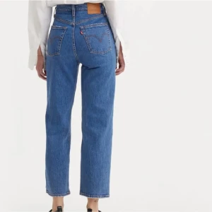 Levis jeans i toppen skick 😍W25 - Säljer denna då den sitter för tight på mig tyvärr 🥲de är så fina! Kostar 1500kr annars mitt pris 390kr skicket är 8,5/10 skulle jag säga något lite lite urtvättade skicka ett meddelande för fler bilder ☺️✨🫶🏽